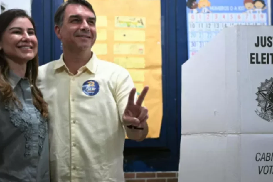 Flávio Bolsonaro vota no Rio