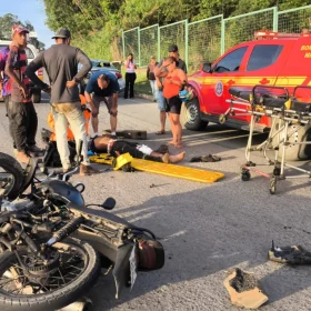 Colis&atilde;o entre carro e motocicleta na MG-050