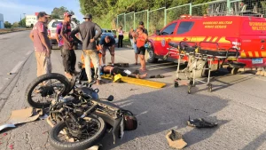 Colis&atilde;o entre carro e motocicleta na MG-050