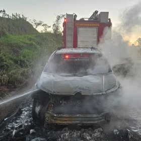 Carro fica destru&iacute;do ap&oacute;s inc&ecirc;ndio na MG-164, em Itapecerica