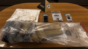 Apreensão de cocaína e maconha durante operação da Polícia Militar no bairro Jardim Alvorada, em Formiga.