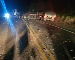 Colis&atilde;o entre ve&iacute;culos deixa &oacute;leo espalhado na BR-354, em Formiga