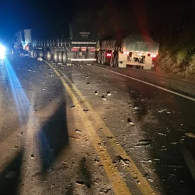 Colisão entre veículos deixa óleo espalhado na BR-354, em Formiga