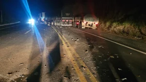 Colis&atilde;o entre ve&iacute;culos deixa &oacute;leo espalhado na BR-354, em Formiga