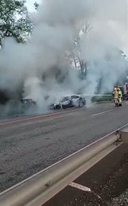 Acidente entre tr&ecirc;s carros deixa dois mortos na MG-050, em Ita&uacute;na