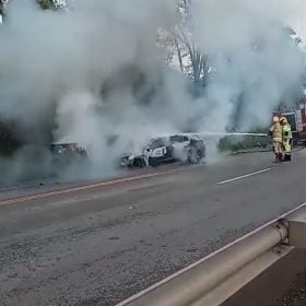 Acidente entre tr&ecirc;s carros deixa dois mortos na MG-050, em Ita&uacute;na