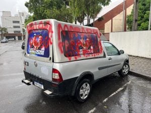 Caminhonete do candidato a deputado estadual Fl&aacute;vio Marra &eacute; vandalizada