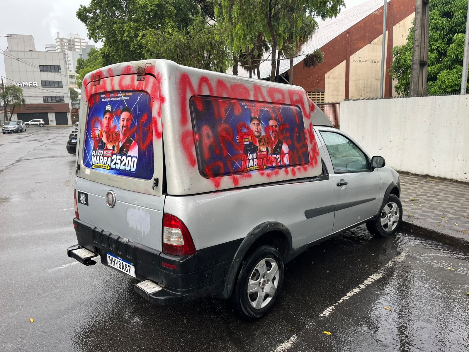 Caminhonete do candidato a deputado estadual Fl&aacute;vio Marra &eacute; vandalizada
