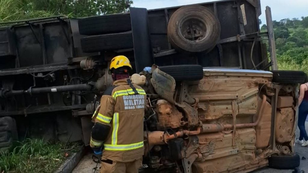 Acidente entre carro e caminh&atilde;o deixa tr&ecirc;s mortos na BR-494