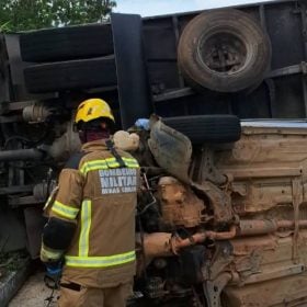 Acidente entre carro e caminhão deixa três mortos na BR-494