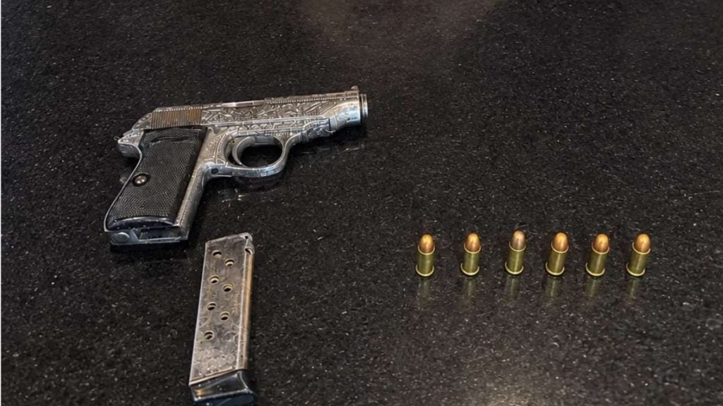 Ap&oacute;s persegui&ccedil;&atilde;o, homem aponta arma para policiais e &eacute; preso em Divin&oacute;polis; esposa fica ferida