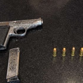 Ap&oacute;s persegui&ccedil;&atilde;o, homem aponta arma para policiais e &eacute; preso em Divin&oacute;polis; esposa fica ferida
