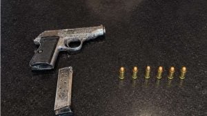 Após perseguição, homem aponta arma para policiais e é preso em Divinópolis; esposa fica ferida