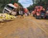 Carreta carregada com farelo de milho tombada na BR-354, em Formiga