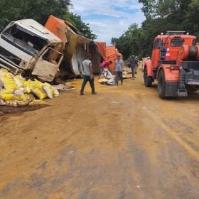 Carreta carregada com farelo de milho tombada na BR-354, em Formiga