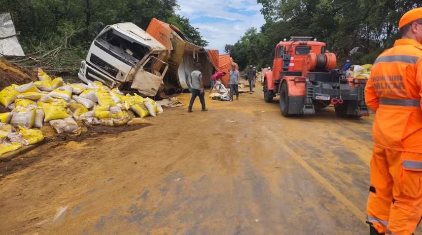 Carreta carregada com farelo de milho tombada na BR-354, em Formiga