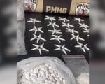 Materiais apreendidos pela Pol&iacute;cia Militar durante ocorr&ecirc;ncia de drogas no Bairro Davanuze, em Divin&oacute;polis.