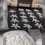 Materiais apreendidos pela Pol&iacute;cia Militar durante ocorr&ecirc;ncia de drogas no Bairro Davanuze, em Divin&oacute;polis.