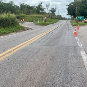 Motocicletas envolvidas em colis&atilde;o traseira na MG-050, em Ita&uacute;na, Minas Gerais.