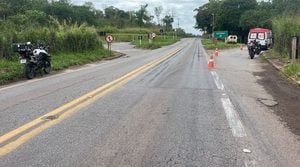 Motocicletas envolvidas em colis&atilde;o traseira na MG-050, em Ita&uacute;na, Minas Gerais.