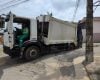 Asfalto rompe e caminh&atilde;o de lixo fica preso em buraco em Divin&oacute;polis