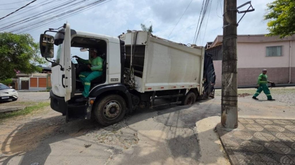 Asfalto rompe e caminh&atilde;o de lixo fica preso em buraco em Divin&oacute;polis