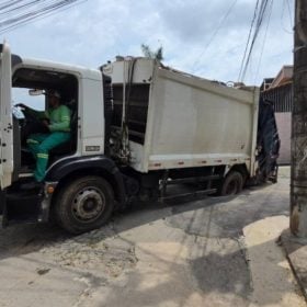 Asfalto rompe e caminh&atilde;o de lixo fica preso em buraco em Divin&oacute;polis