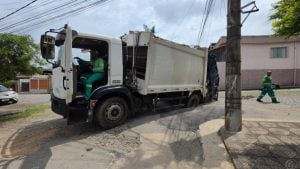 Asfalto rompe e caminh&atilde;o de lixo fica preso em buraco em Divin&oacute;polis