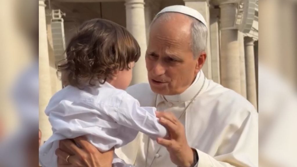 Beb&ecirc; de Divin&oacute;polis recebe b&ecirc;n&ccedil;&atilde;o do Papa Le&atilde;o XIV no Vaticano