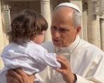 Beb&ecirc; de Divin&oacute;polis recebe b&ecirc;n&ccedil;&atilde;o do Papa Le&atilde;o XIV no Vaticano