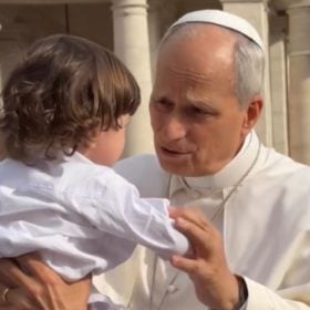 Beb&ecirc; de Divin&oacute;polis recebe b&ecirc;n&ccedil;&atilde;o do Papa Le&atilde;o XIV no Vaticano