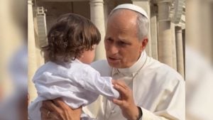 Beb&ecirc; de Divin&oacute;polis recebe b&ecirc;n&ccedil;&atilde;o do Papa Le&atilde;o XIV no Vaticano