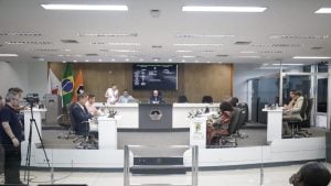 Câmara de Divinópolis aprova projeto que permite entrada de copos reutilizáveis em eventos