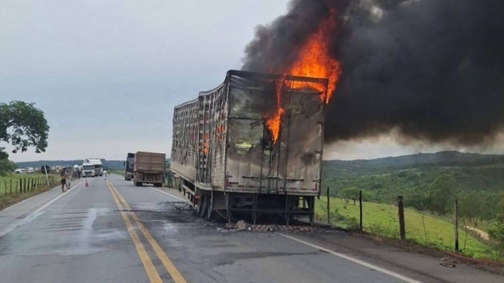 Carreta com pneus pega fogo na BR-354, em Formiga
