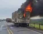 Carreta com pneus pega fogo na BR-354, em Formiga