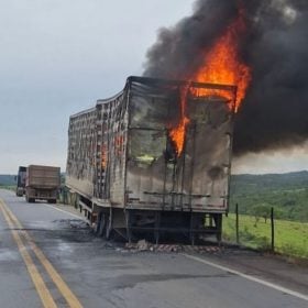 Carreta com pneus pega fogo na BR-354, em Formiga