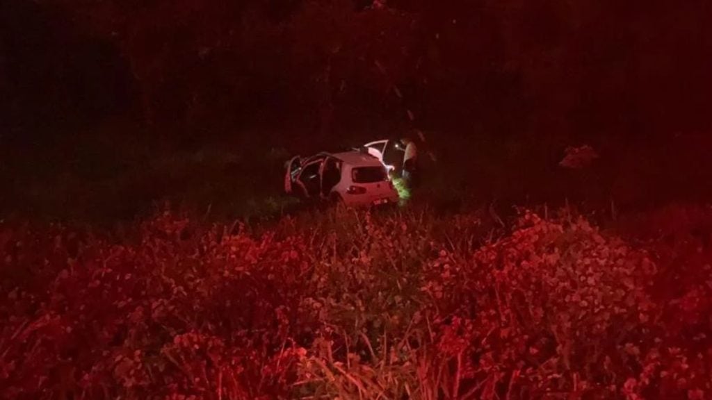 Carro capota e cai em ribanceira de 20 metros na BR-354, em Arcos