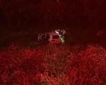 Carro capota e cai em ribanceira de 20 metros na BR-354, em Arcos