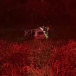 Carro capota e cai em ribanceira de 20 metros na BR-354, em Arcos