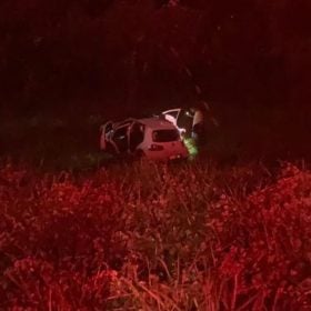 Carro capota e cai em ribanceira de 20 metros na BR-354, em Arcos