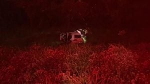 Carro capota e cai em ribanceira de 20 metros na BR-354, em Arcos