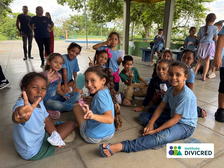 Instituto Divicred realiza ação especial na Semana das Crianças em parceria com a Azul Viagens
