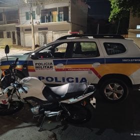 Dupla &eacute; detida com haxixe ap&oacute;s 'furar' sinal e tentar fugir da PM em Divin&oacute;polis