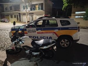 Dupla é detida com haxixe após 'furar' sinal e tentar fugir da PM em Divinópolis