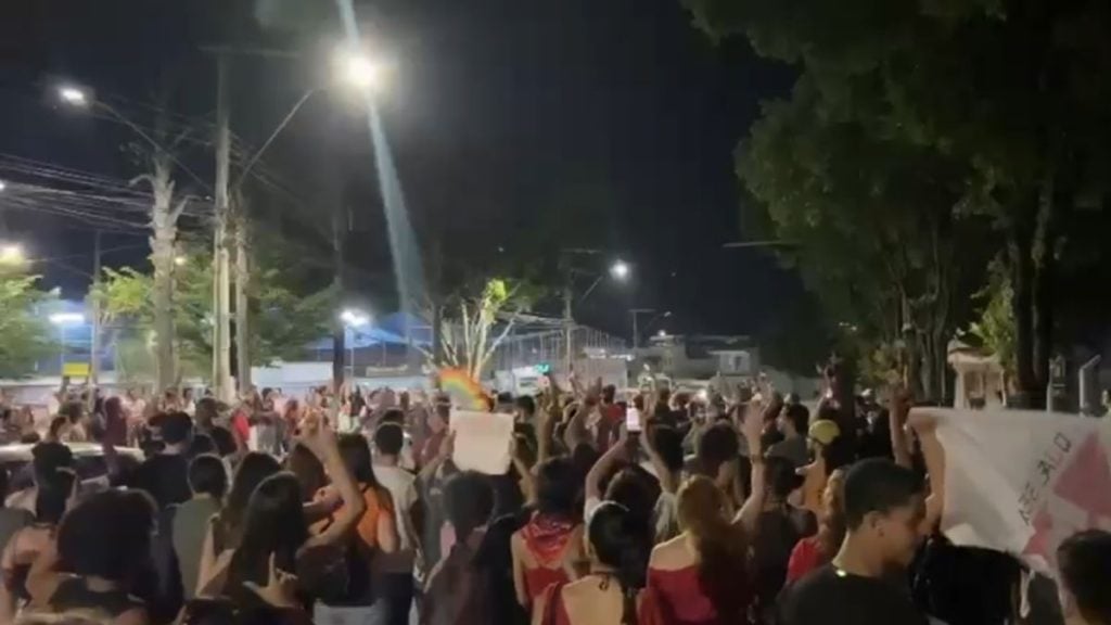 Estudantes fazem ato de apoio a Lula na av. Paran&aacute;, em Divin&oacute;polis
