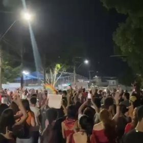 Estudantes fazem ato de apoio a Lula na av. Paraná, em Divinópolis