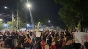 Estudantes fazem ato de apoio a Lula na av. Paraná, em Divinópolis