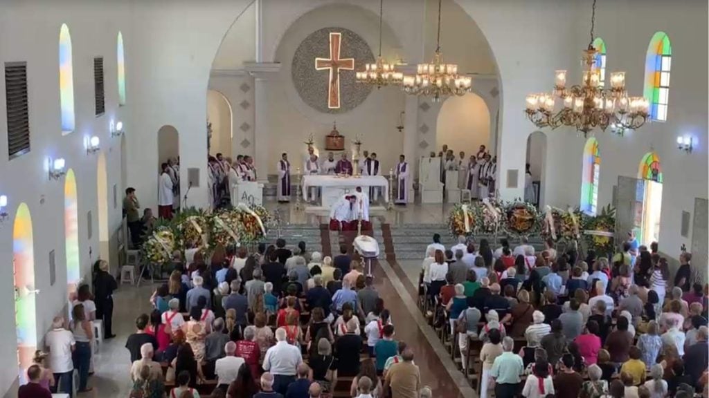 Fi&eacute;is se despedem de Padre Ordones em missa de corpo presene em Divin&oacute;polis