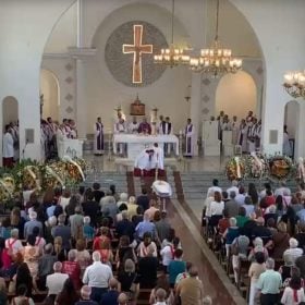 Fi&eacute;is se despedem de Padre Ordones em missa de corpo presene em Divin&oacute;polis