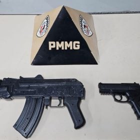 Homem é preso após ameaçar a ex com pistola e simulacro de fuzil em Lagoa da Prata